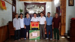 Hội Nông dân phường Nghi Thủy (tx Cửa Lò) tặng cờ thi đua cho đội tàu khai thác hải năng suất sản cao.