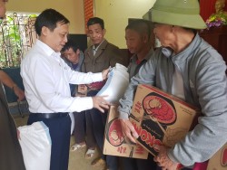 Hội ND tỉnh trao quà ủng hộ các địa phương bị thiệt hại do lũ lụt