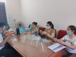 Hội ND xã Nghi Phú: Phát khẩu trang và tấm kính chắn bọt phòng chống dịch covid - 19