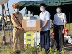 Hội Nông dân tỉnh Nghệ An thăm, tặng quà lực lượng trực chốt phòng, chống dịch Covid-19