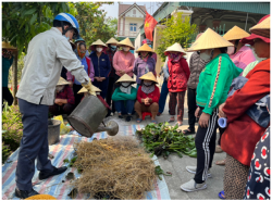 Diễn Châu: Hội ND các xã tập huấn kỹ thuật  ủ phân hữu cơ vi sinh bằng chế phẩm sinh học cho bà con nông dân