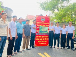 Hội Nông dân phường Thành Vinh: Ra mắt mô hình tuyến đường “Sáng -xanh - sạch đẹp - an toàn” chào mừng Đại hội Đảng bộ phường