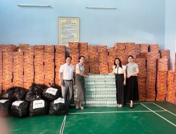 Cán bộ, công chức, viên chức Ban Công tác nông dân và Trung tâm hỗ trợ cộng đồng cơ quan Uỷ ban MTTQ Việt Nam tỉnh Nghệ An ủng hộ hội viên, nông dân bị ảnh hưởng do bảo số 3 và mưa, lũ hoàn lưu bão gây ra