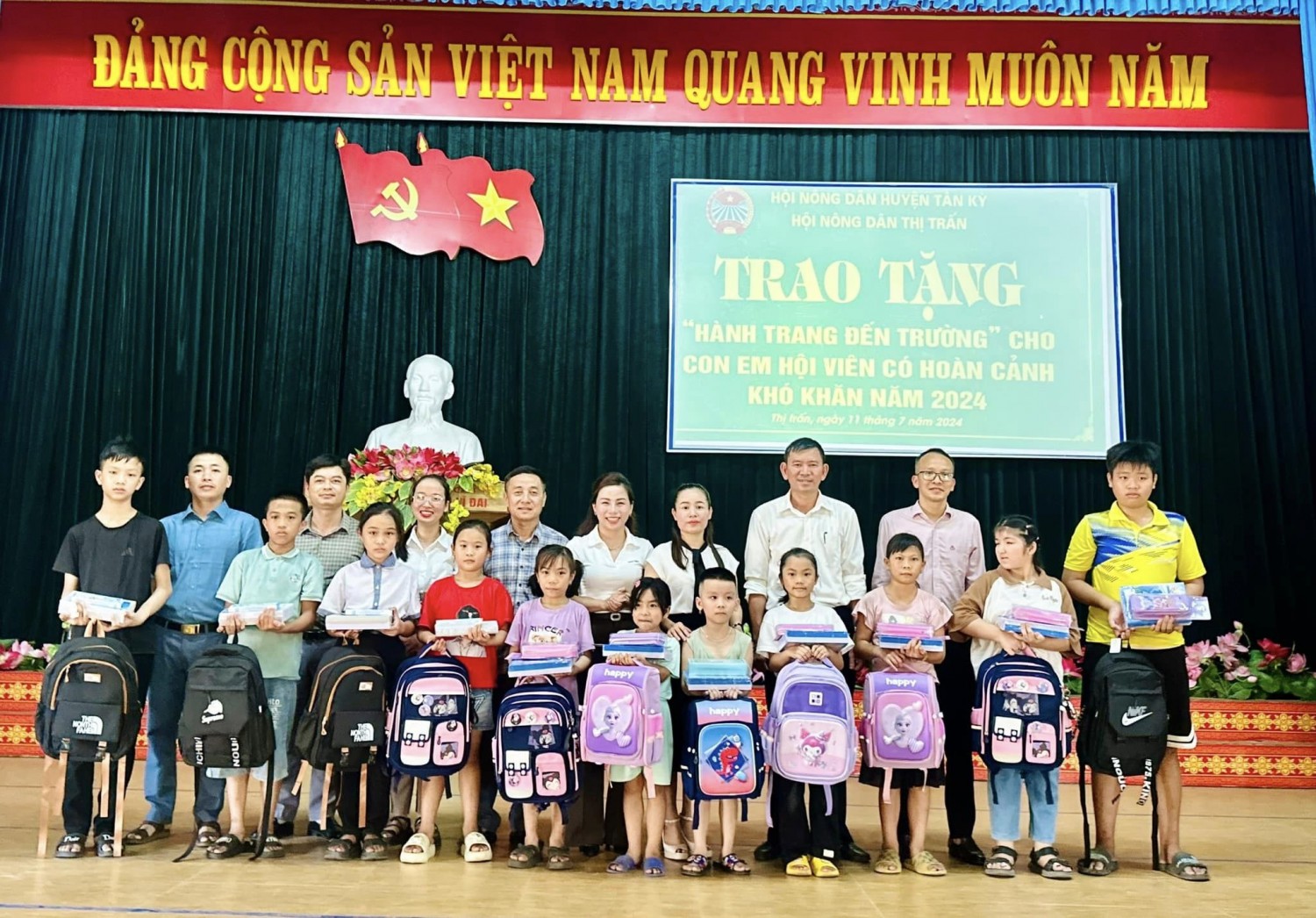 dai dien lanh dao hoi nong dan huyen ngan hang csxh huyen hoi nong dan thi tran tan ky tang hanh trang den truong cho cac em hoc sinh khuyet tat va co hoan canh kho khan