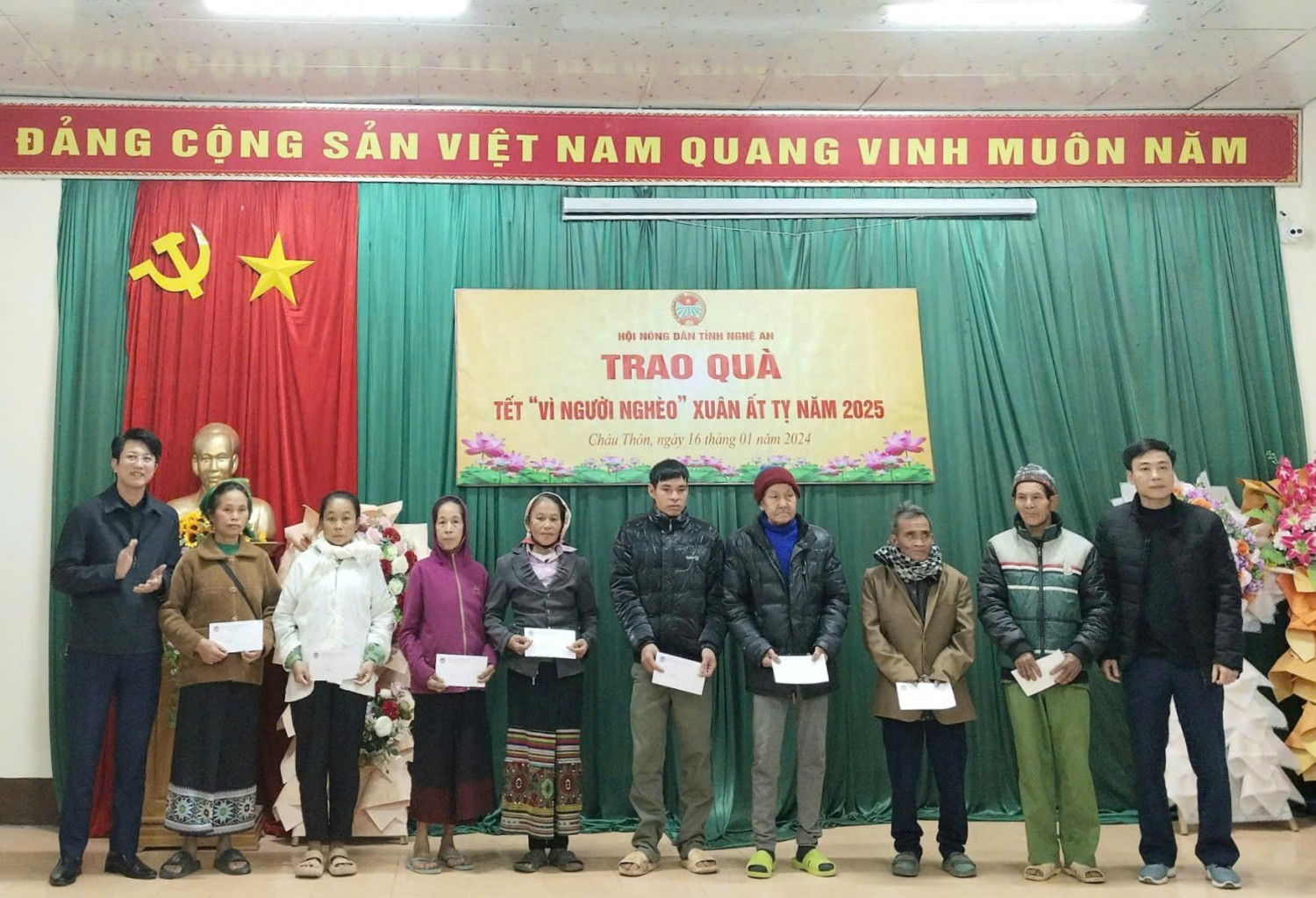 anh 3dc hoang van minh trao qua cho hoi hoi vien ngheo 1