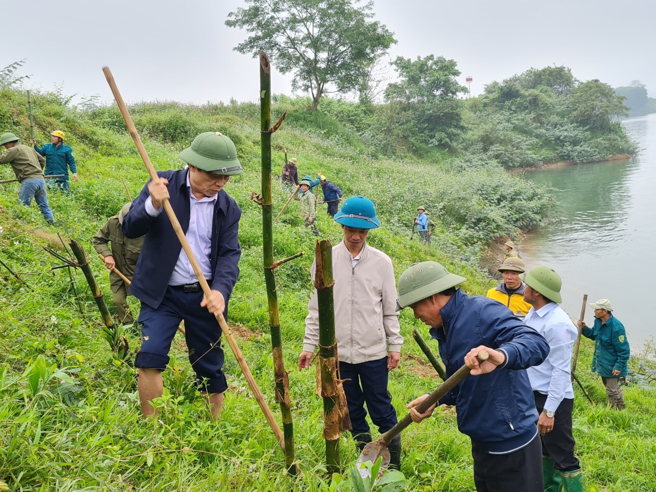 dc nguyen quang tung tham gia trong dong vien hoi vien nong dan xa long son trong tre