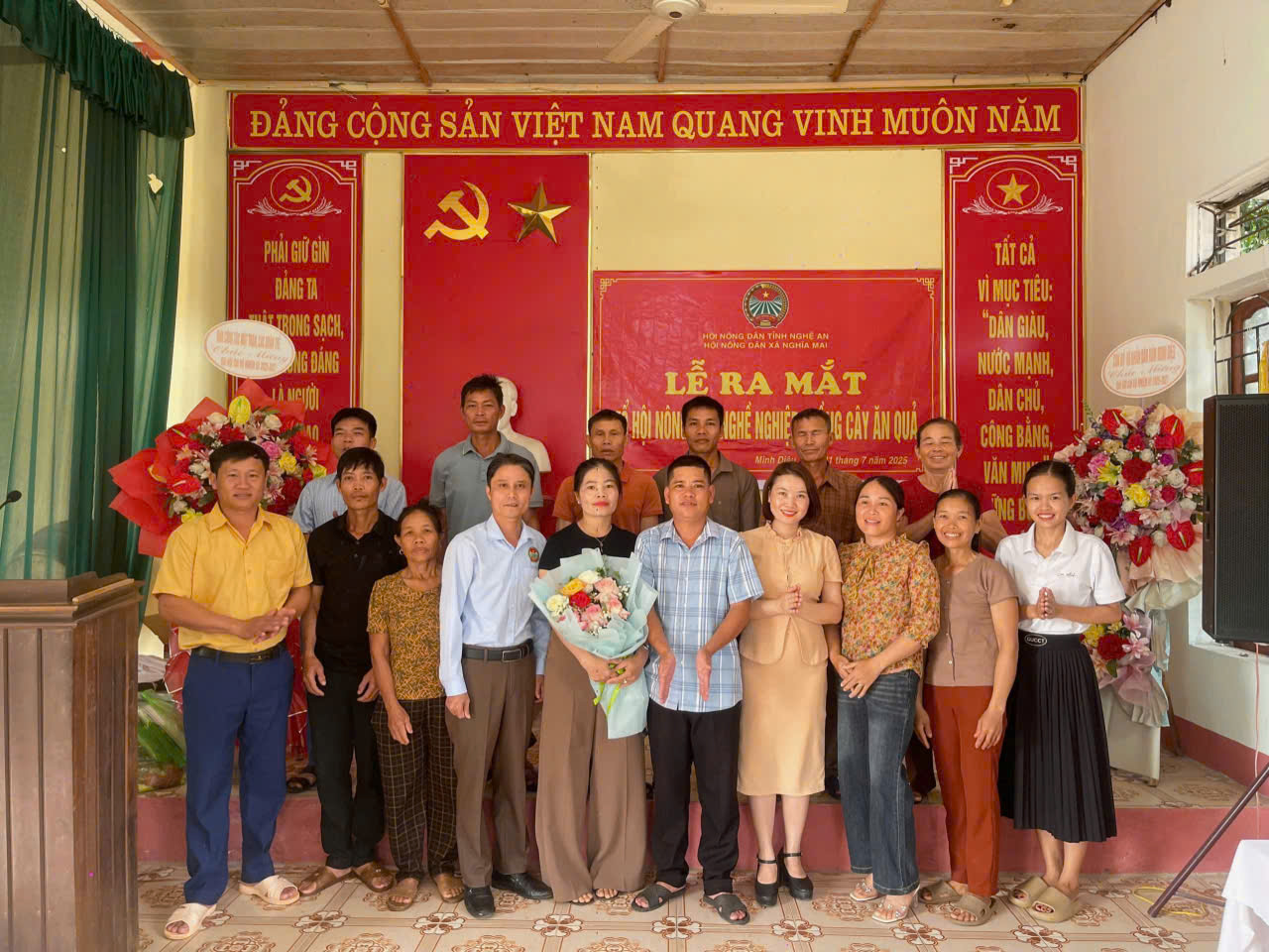 gen h hoi nong dan xa nghia mai ra mat to hoi nong dan nghe nghiep trong cay an qua