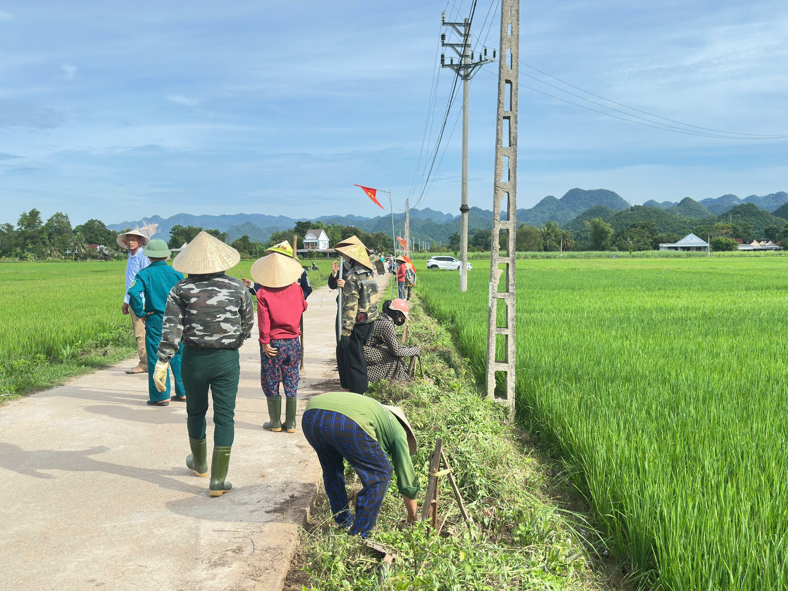 gen o can bo hoi vien nong dan xa quy hop trong hang cay nong dan on bac