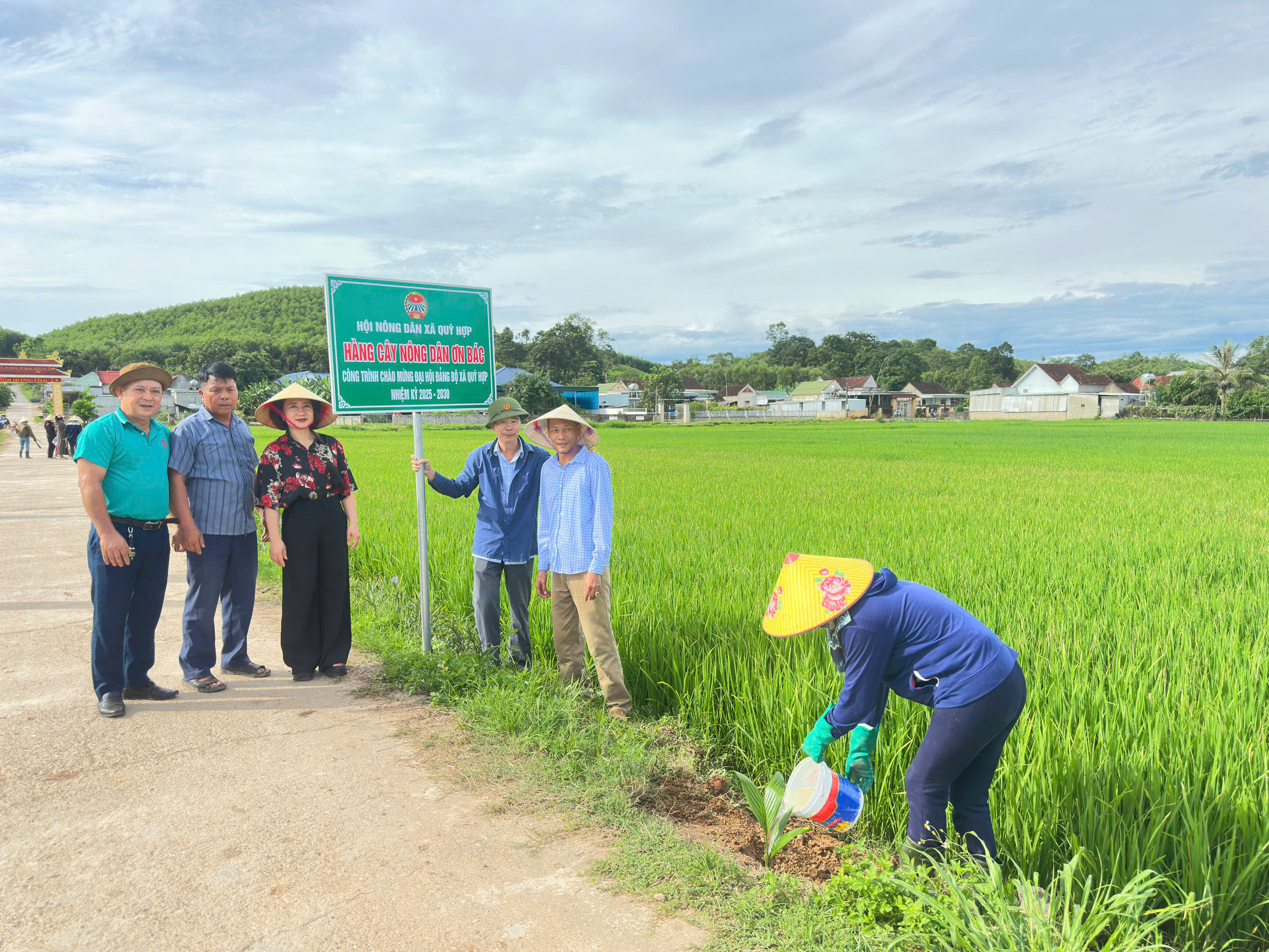 gen o hoi nd xa quy hop xay dung hang cay nong dan on bac cong trinh chao mung dai hoi dang