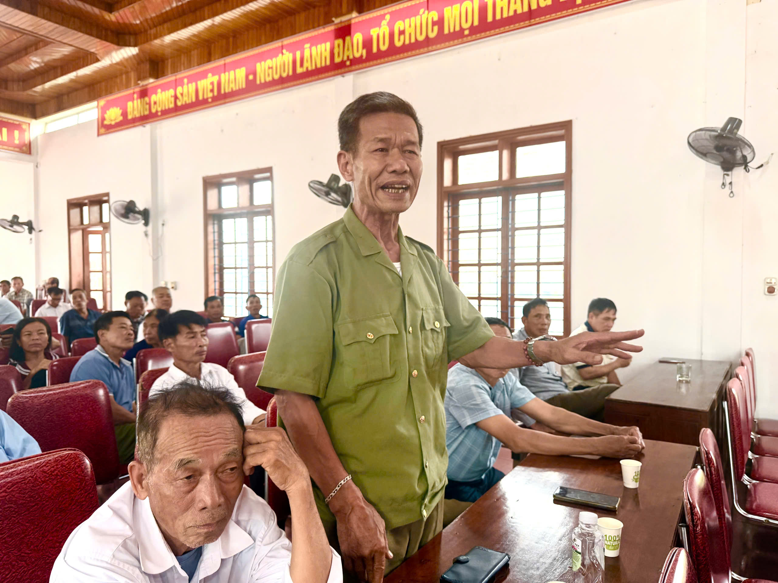 hoi vien trao doi thao luan ve cach ban hang tren nen tang so