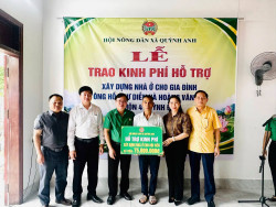 Hội Nông dân xã Quỳnh Anh bàn giao kinh phí hỗ trợ xây dựng nhà ở cho hội viên có hoàn cảnh khó khăn