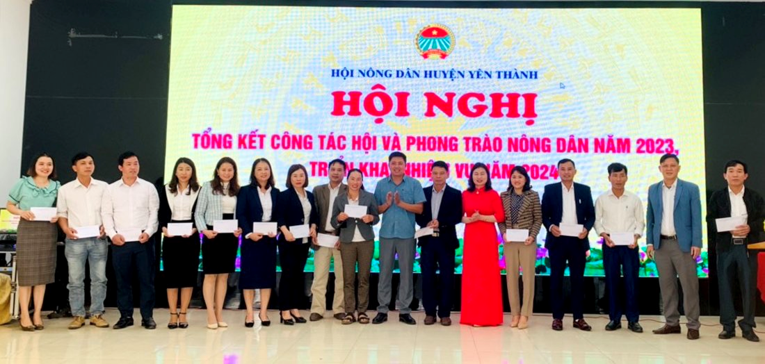 cong ty co phan vat tu nong nghiep huyen yen thanh va hoi nong dan huyen da trao thuong cho 15 don vi co thanh tich xuat sac trong hoat dong cung ung phan bon tra cham nam 2023