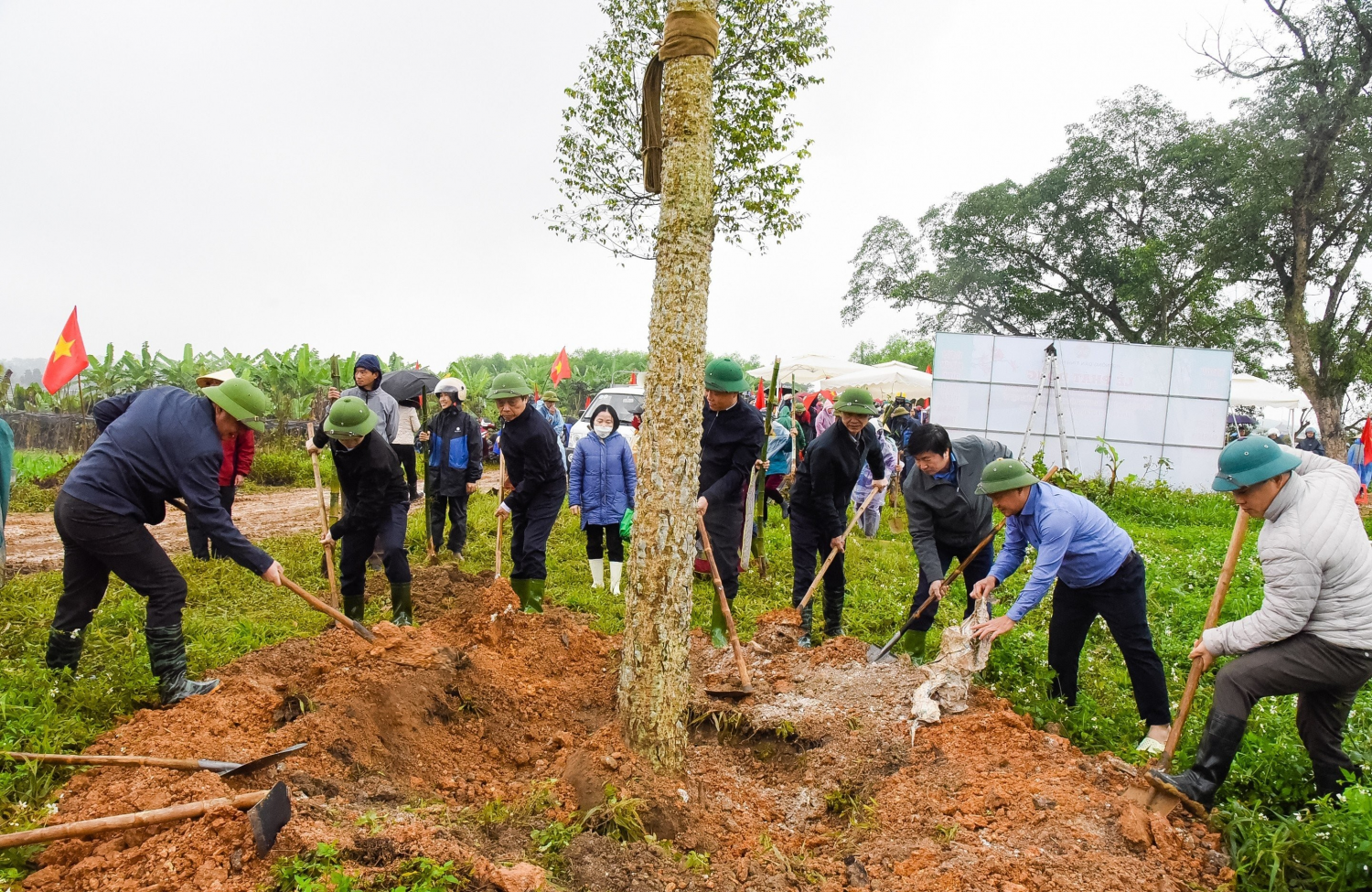 Các đại biểu trồng cây gạo dọc bờ Sông Lam